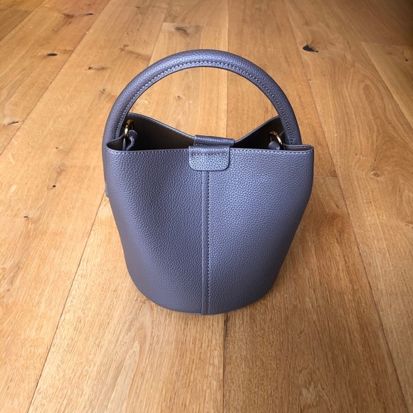 Handbags - Taupe leather bucket bag with gold toned hardware, new